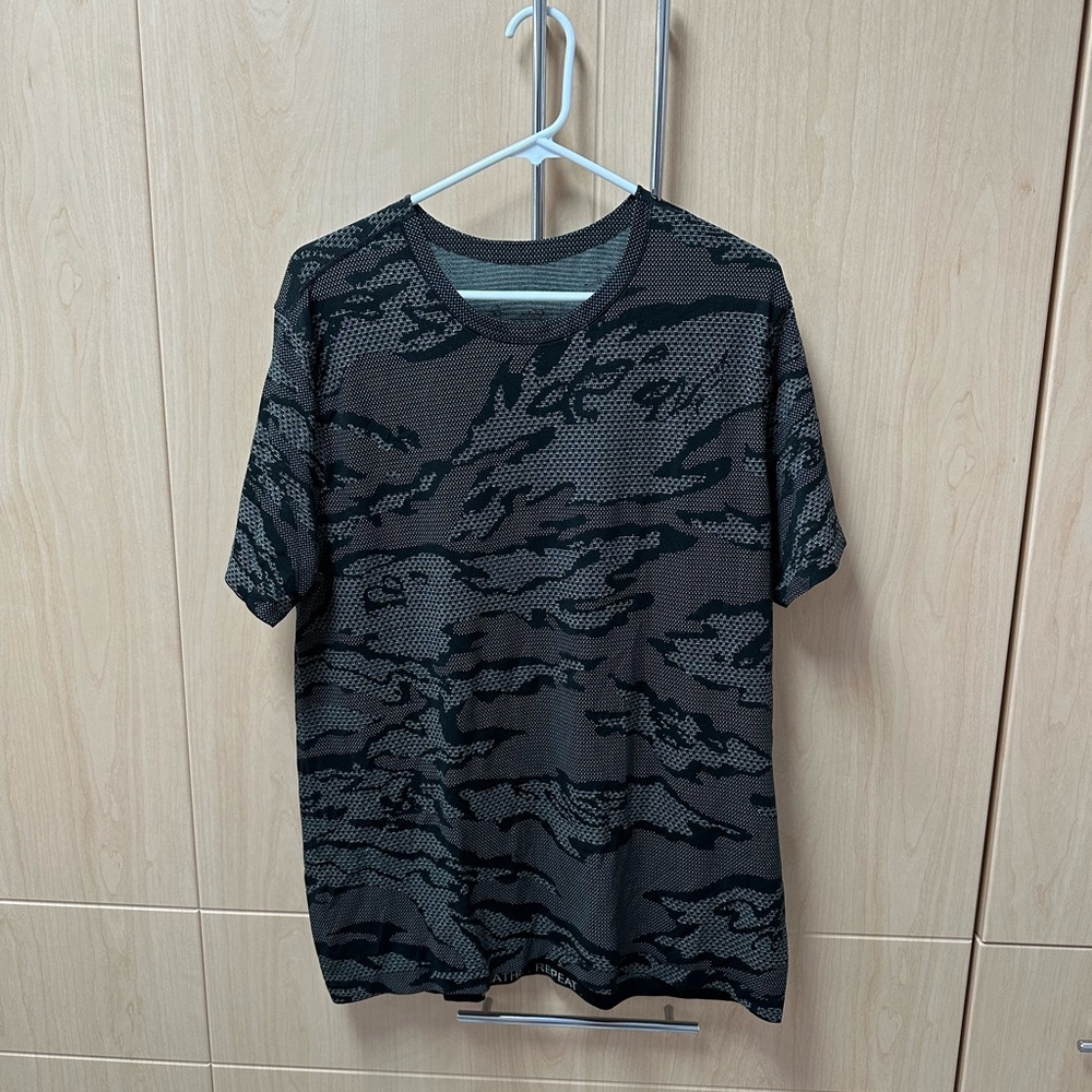 Lululemon Sz XL Graphic T